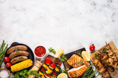 Barbekülü yemek-ızgara et, balık, sosis ve sebzeler. 
