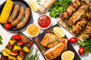 Barbekülü yemek-ızgara et, balık, sosis ve sebzeler. 