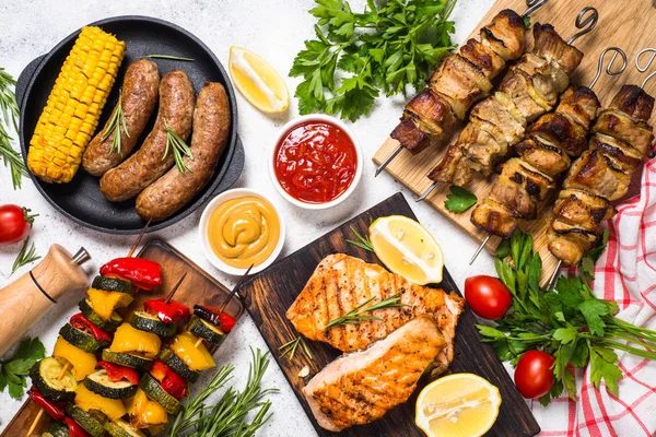 Блюдо для барбекю - Мясо на гриле, рыба, колбасы и овощи . — стоковое фото