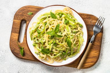 Kabak üst görünümü ile Makarna spagetti.