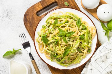 Kabak üst görünümü ile Makarna spagetti.