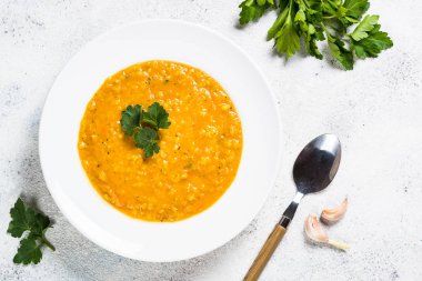Kırmızı mercimek çorbası üzerinde beyaz Üstten Görünüm.