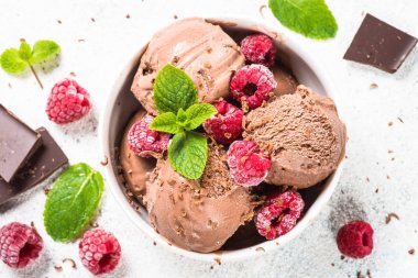 Ahududu ile Çikolatalı dondurma.