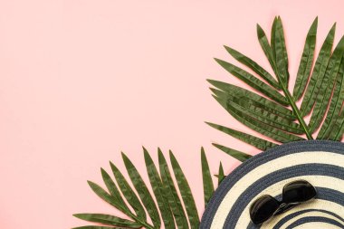 Yaz düz arka plan pembe üzerinde yatıyordu..