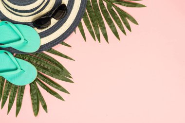 Yaz düz arka plan pembe üzerinde yatıyordu..