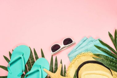 Yaz düz arka plan pembe üzerinde yatıyordu..