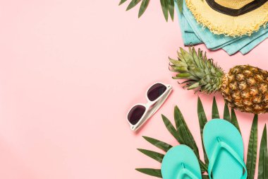 Yaz düz arka plan pembe üzerinde yatıyordu..