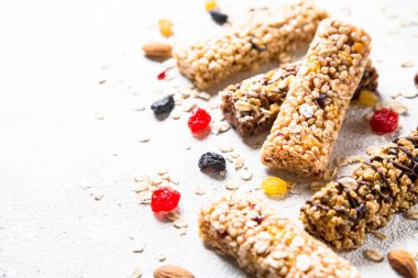 Fındık, meyve ve çilek beyaz granola bar.