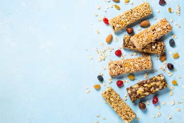 Granola bar fındık, meyve ve çilek mavi.