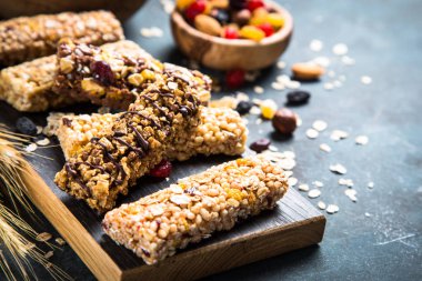 Fındık, meyve ve çilek siyah granola bar.
