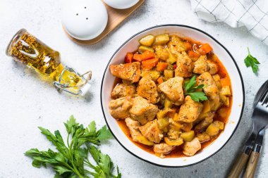 Tavuk güveç sebzeli, üstten görünüm.