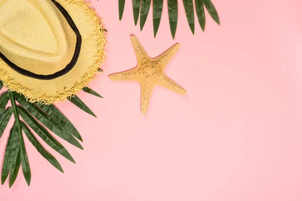 Yaz düz arka plan pembe üzerinde yatıyordu..