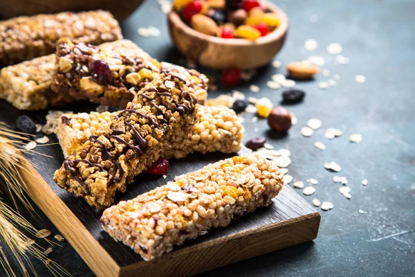 Fındık, meyve ve çilek siyah granola bar.