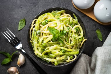 Siyah üst görünümde kabak ile makarna spagetti.