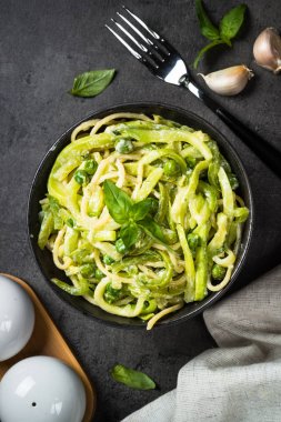 Siyah üst görünümde kabak ile makarna spagetti.