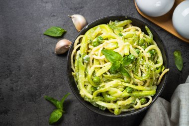 Siyah üst görünümde kabak ile makarna spagetti.