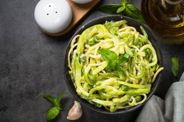 Siyah üst görünümde kabak ile makarna spagetti.