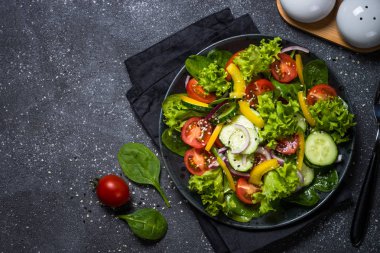 Siyah taze sebze salatası.