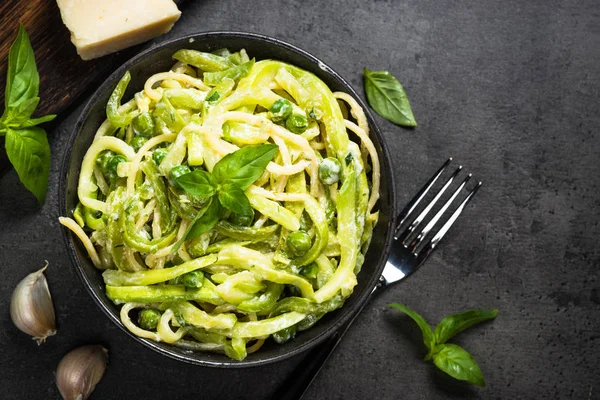 Nudelspaghetti mit Zucchini auf schwarzer Draufsicht. — Stockfoto