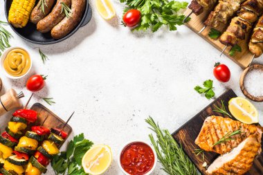 Barbekülü yemek-ızgara et, balık, sosis ve sebzeler.
