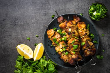 Siyah üst görünümde otlar ile ızgara et.