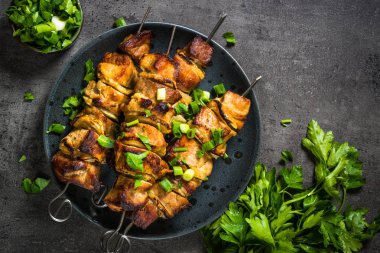 Siyah üst görünümde otlar ile ızgara et.