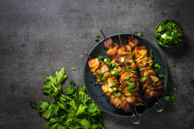 Siyah üst görünümde otlar ile ızgara et.