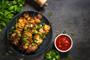 Siyah üst görünümde otlar ile ızgara et.