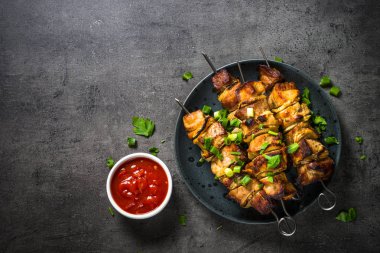 Siyah üst görünümde otlar ile ızgara et.