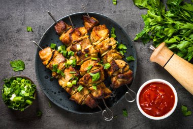 Siyah üst görünümde otlar ile ızgara et.