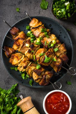 Siyah üst görünümde otlar ile ızgara et.