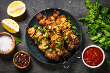 Siyah üst görünümde otlar ile ızgara et.