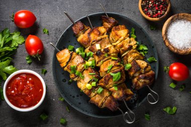 Siyah üst görünümde otlar ile ızgara et.