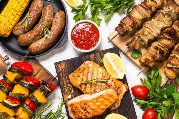 Блюдо для барбекю - Мясо на гриле, рыба, колбасы и овощи . — стоковое фото
