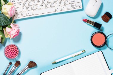 Kadın ofis düz yatıyordu serbest arka plan.