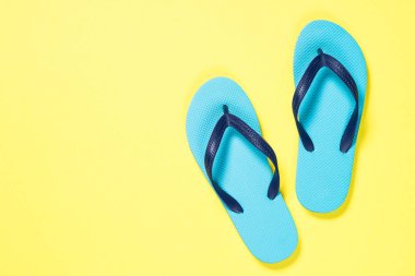 Yelow üzerinde mavi Flip flop. 