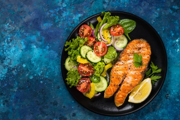 Gegrilltes Lachsfischsteak mit Gemüse von oben. — Stockfoto