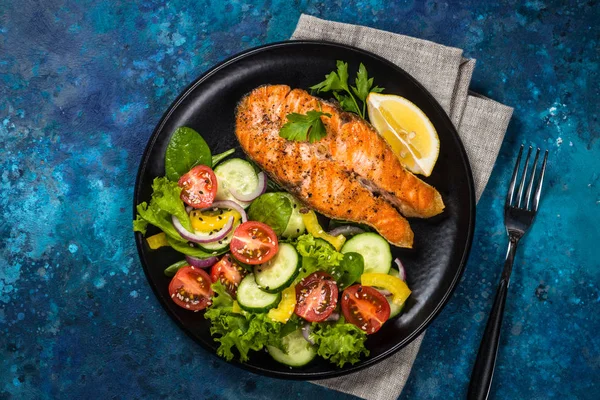 Steak ikan salmon panggang dengan tampilan atas sayuran . — Stok Foto