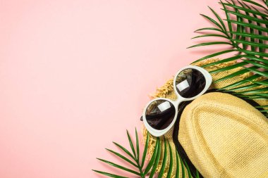 Pembe arka plan üst görünümünde yaz aksesuarları.