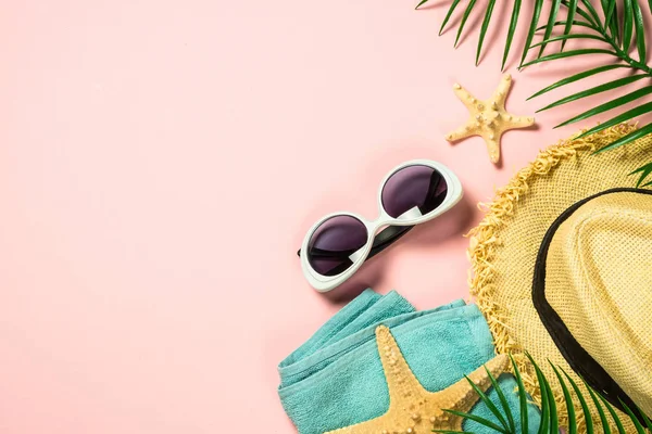 Summer accessories on pink background top view. — Stock Photo, Image