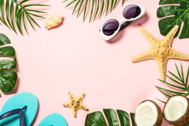 Yaz düz arka plan pembe üzerinde yatıyordu..