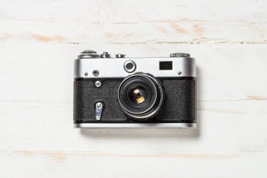 Beyaz arkaplanda eski bir film kamerası.