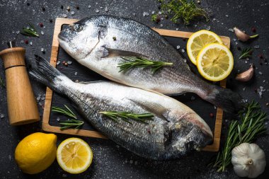 Siyah üzerinde RAW Dorado balık