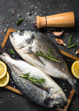 Siyah üzerinde RAW Dorado balık