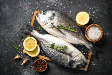 Siyah üzerinde RAW Dorado balık