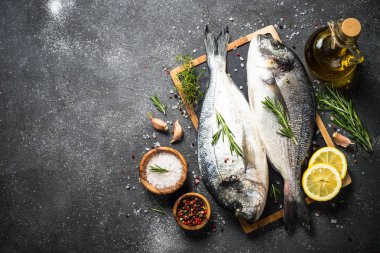 Siyah arka planda RAW Dorado balık.