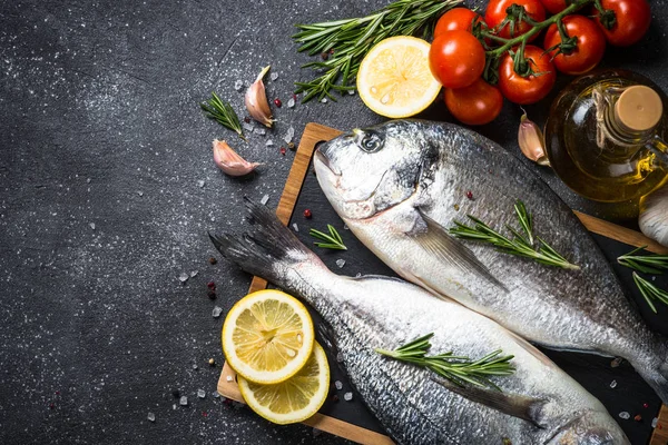 Peixe dorado cru sobre fundo preto . — Fotografia de Stock