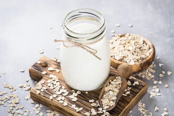 Leche de avena vegana, leche alternativa no láctea . — Foto de Stock