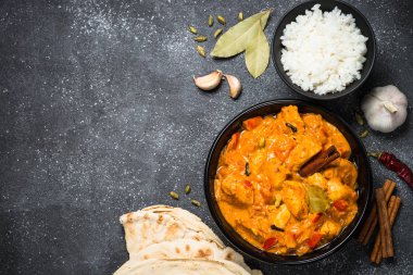 Tavuk tikka masala pirinç üzerinde siyah Üstten Görünüm.