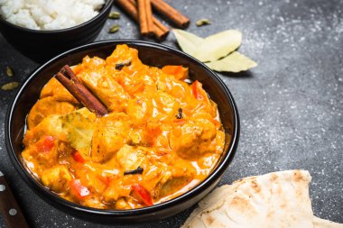 Pilavlı tavuk tikka masala.